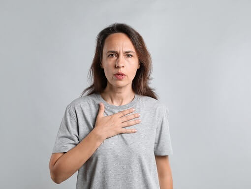 Stezanje u prsima uslijed srčanog udara